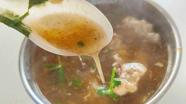 被網友評為第一名乾麵！無時無刻都要排隊才能吃到的無名路邊攤美食！沒有明顯的招牌和店名，卻有著無時無刻