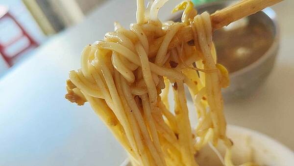 被網友評為第一名乾麵！無時無刻都要排隊才能吃到的無名路邊攤美食！沒有明顯的招牌和店名，卻有著無時無刻