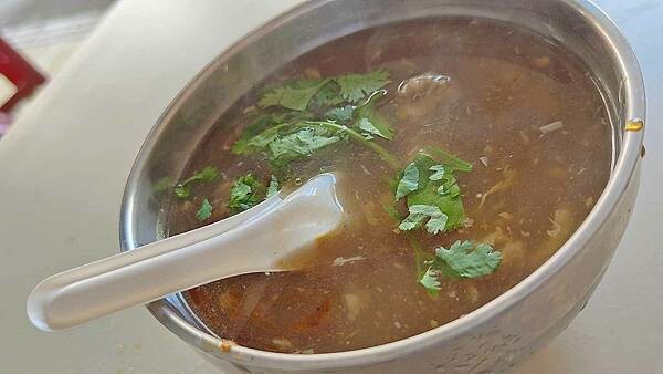 被網友評為第一名乾麵！無時無刻都要排隊才能吃到的無名路邊攤美食！沒有明顯的招牌和店名，卻有著無時無刻