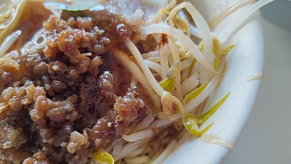 被網友評為第一名乾麵！無時無刻都要排隊才能吃到的無名路邊攤美食！沒有明顯的招牌和店名，卻有著無時無刻