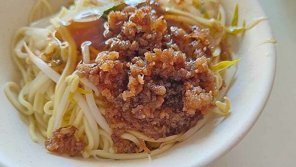 被網友評為第一名乾麵！無時無刻都要排隊才能吃到的無名路邊攤美食！沒有明顯的招牌和店名，卻有著無時無刻