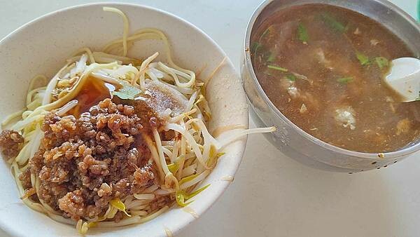 被網友評為第一名乾麵！無時無刻都要排隊才能吃到的無名路邊攤美食！沒有明顯的招牌和店名，卻有著無時無刻