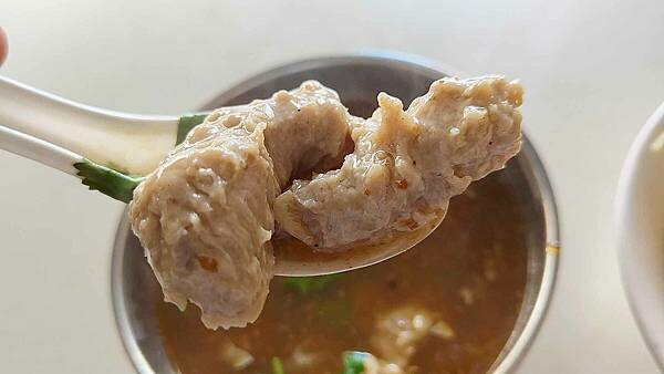 被網友評為第一名乾麵！無時無刻都要排隊才能吃到的無名路邊攤美食！沒有明顯的招牌和店名，卻有著無時無刻