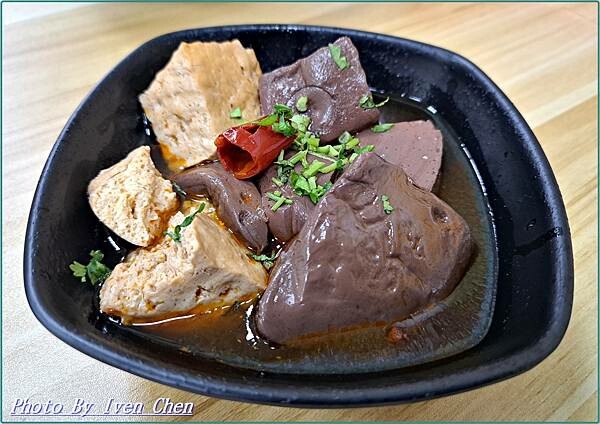 《中壢火車站美食》  『鼎新鵝肉飯·玉里麵-中原店』 Ive