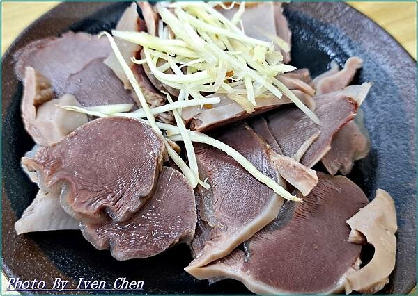 《中壢火車站美食》  『鼎新鵝肉飯·玉里麵-中原店』 Ive