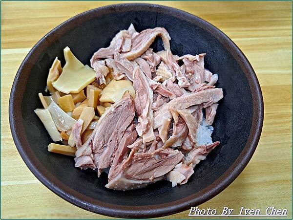 《中壢火車站美食》  『鼎新鵝肉飯·玉里麵-中原店』 Ive