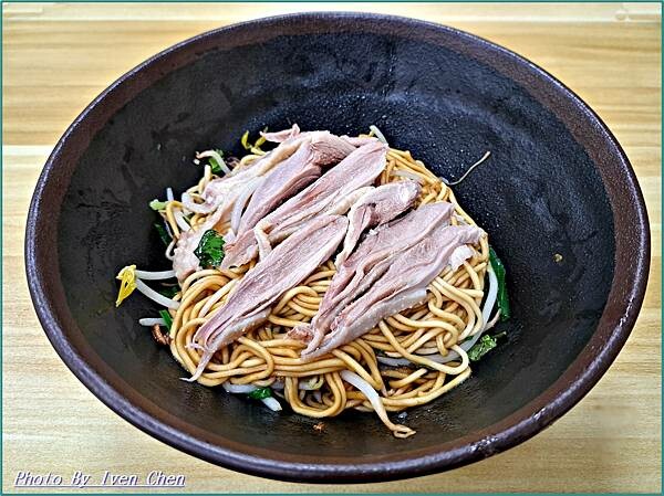 《中壢火車站美食》  『鼎新鵝肉飯·玉里麵-中原店』 Ive