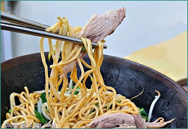 《中壢火車站美食》  『鼎新鵝肉飯·玉里麵-中原店』 Ive