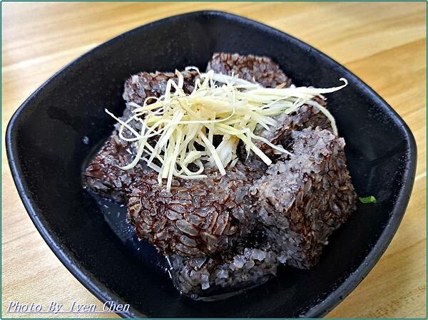 《中壢火車站美食》  『鼎新鵝肉飯·玉里麵-中原店』 Ive