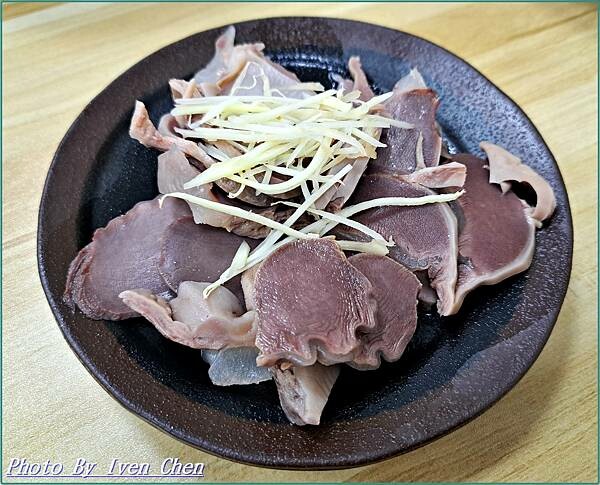 《中壢火車站美食》  『鼎新鵝肉飯·玉里麵-中原店』 Ive
