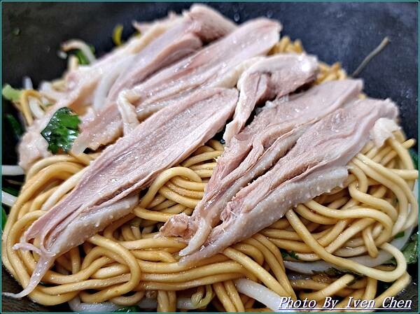 《中壢火車站美食》  『鼎新鵝肉飯·玉里麵-中原店』 Ive