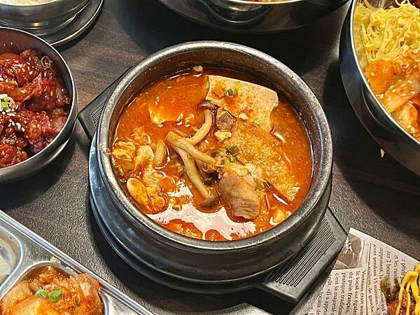 （台中韓式餐廳）燒酒杯韓式餐酒館～料好實在豆腐鍋、卡滋韓式起