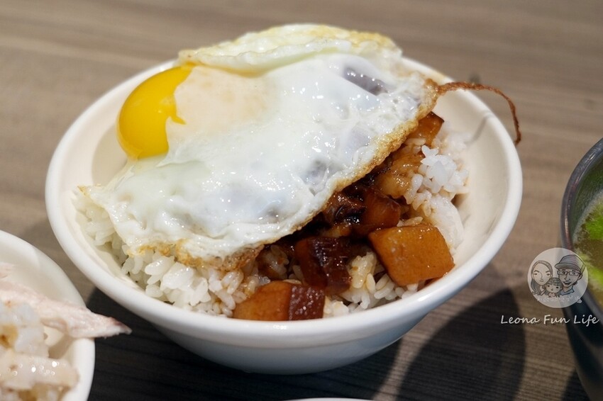 新竹市東區新竹美食|禾日香古早味魯肉飯-百萬YouTuber推薦，膠質滿滿魯肉飯加太陽蛋超誘人!!|Ku’s dream酷的夢|全台滷