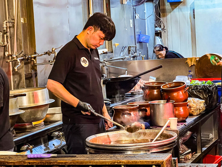 陶甕炭火必吃！桃園霸味薑母鴨爆滿店，中正北店超狂。