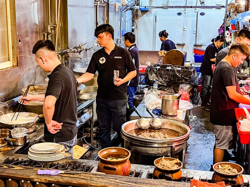 陶甕炭火必吃！桃園霸味薑母鴨爆滿店，中正北店超狂。