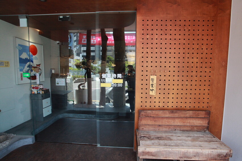 台南市中西區吃。台南市｜中西區。「森一男豚骨拉麵」置身在河樂廣場旁剛開幕半年日式拉麵專門店「森一男豚骨拉麵」。