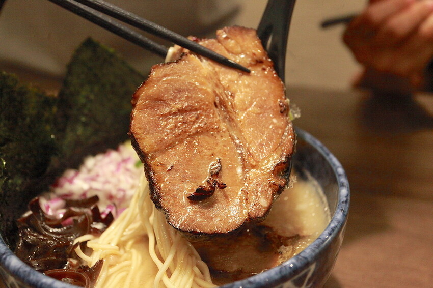 台南市中西區吃。台南市｜中西區。「森一男豚骨拉麵」置身在河樂廣場旁剛開幕半年日式拉麵專門店「森一男豚骨拉麵」。