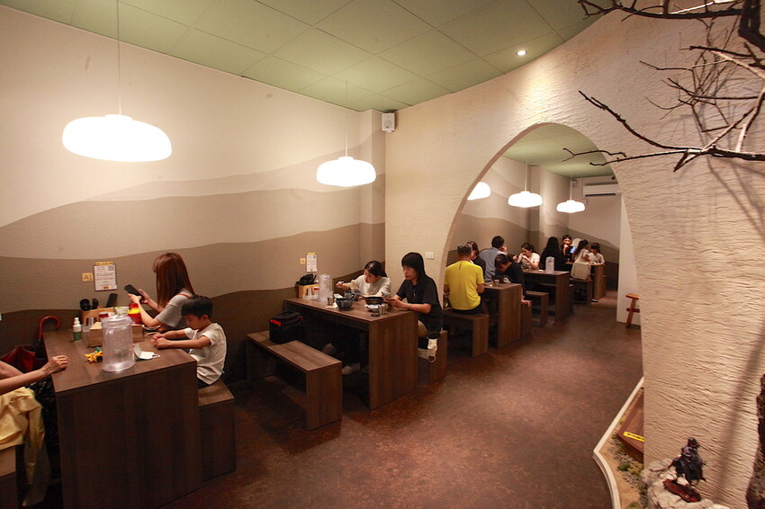 台南市中西區吃。台南市｜中西區。「森一男豚骨拉麵」置身在河樂廣場旁剛開幕半年日式拉麵專門店「森一男豚骨拉麵」。