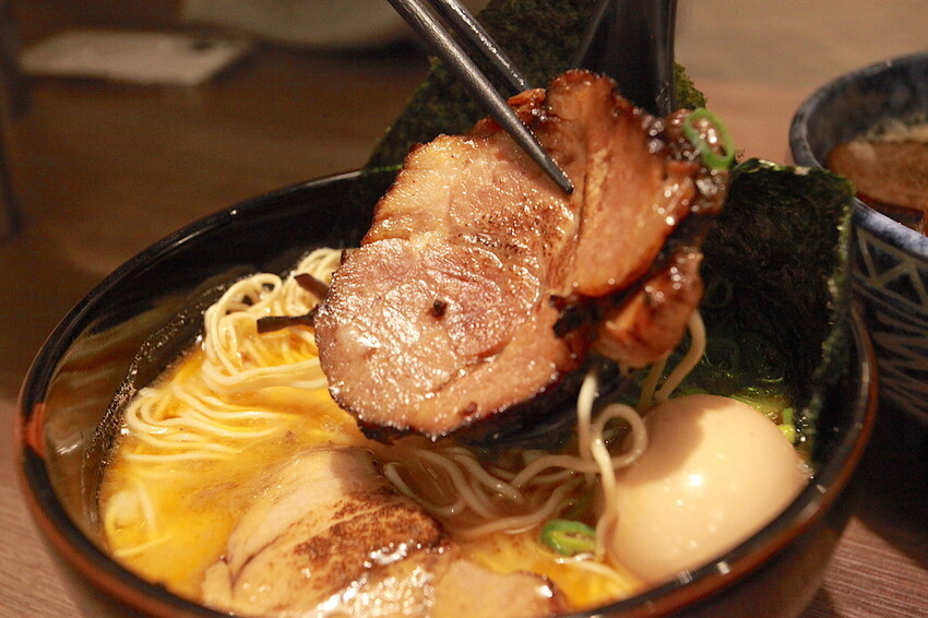 台南市中西區吃。台南市｜中西區。「森一男豚骨拉麵」置身在河樂廣場旁剛開幕半年日式拉麵專門店「森一男豚骨拉麵」。