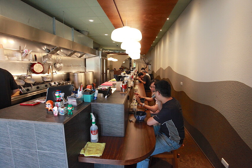 台南市中西區吃。台南市｜中西區。「森一男豚骨拉麵」置身在河樂廣場旁剛開幕半年日式拉麵專門店「森一男豚骨拉麵」。