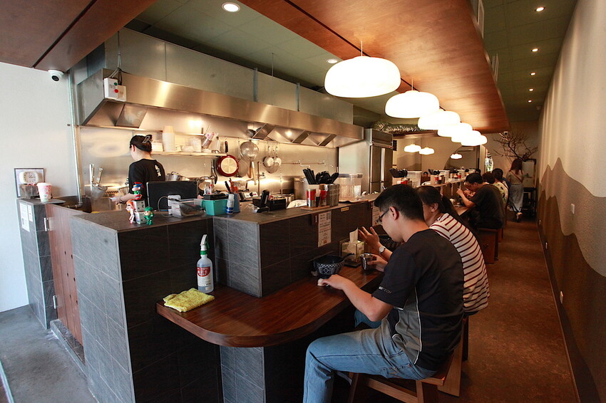 台南市中西區吃。台南市｜中西區。「森一男豚骨拉麵」置身在河樂廣場旁剛開幕半年日式拉麵專門店「森一男豚骨拉麵」。