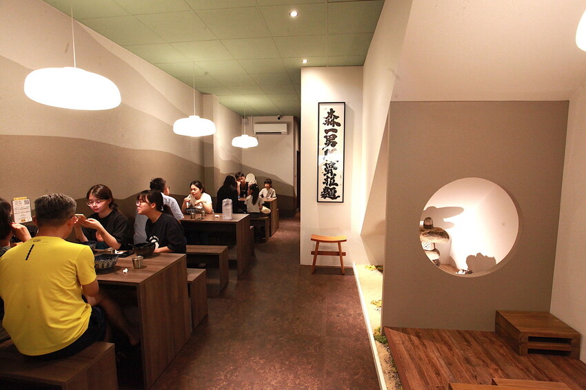 台南市中西區吃。台南市｜中西區。「森一男豚骨拉麵」置身在河樂廣場旁剛開幕半年日式拉麵專門店「森一男豚骨拉麵」。