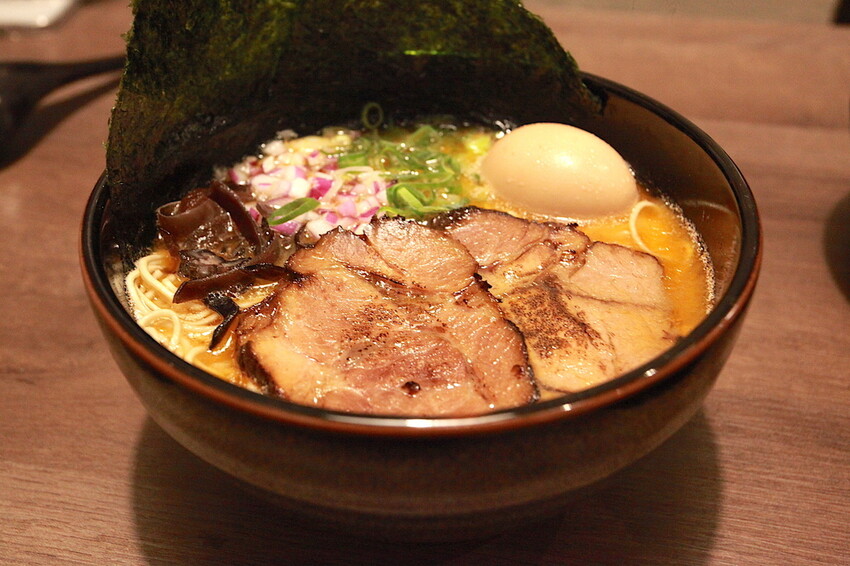 台南市中西區吃。台南市｜中西區。「森一男豚骨拉麵」置身在河樂廣場旁剛開幕半年日式拉麵專門店「森一男豚骨拉麵」。