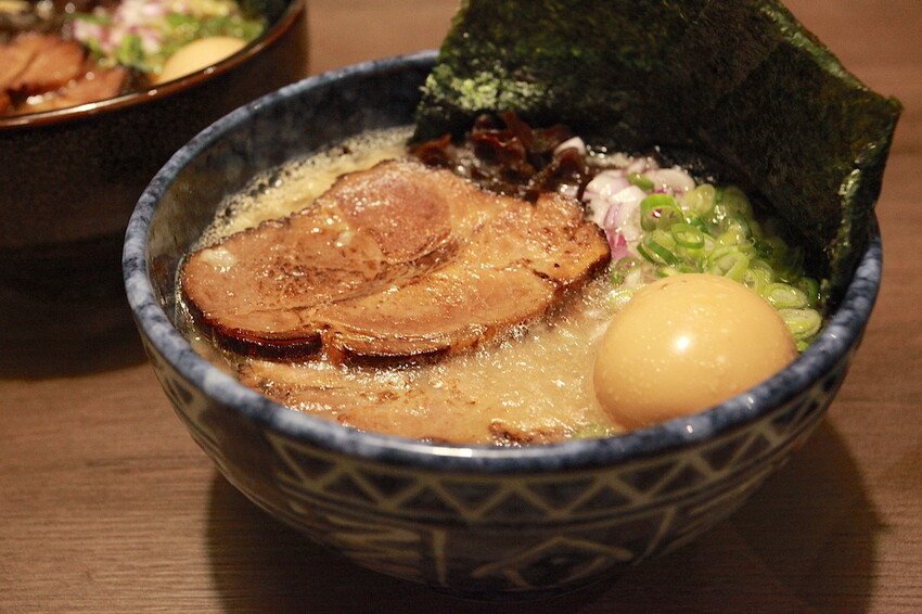 台南市中西區吃。台南市｜中西區。「森一男豚骨拉麵」置身在河樂廣場旁剛開幕半年日式拉麵專門店「森一男豚骨拉麵」。