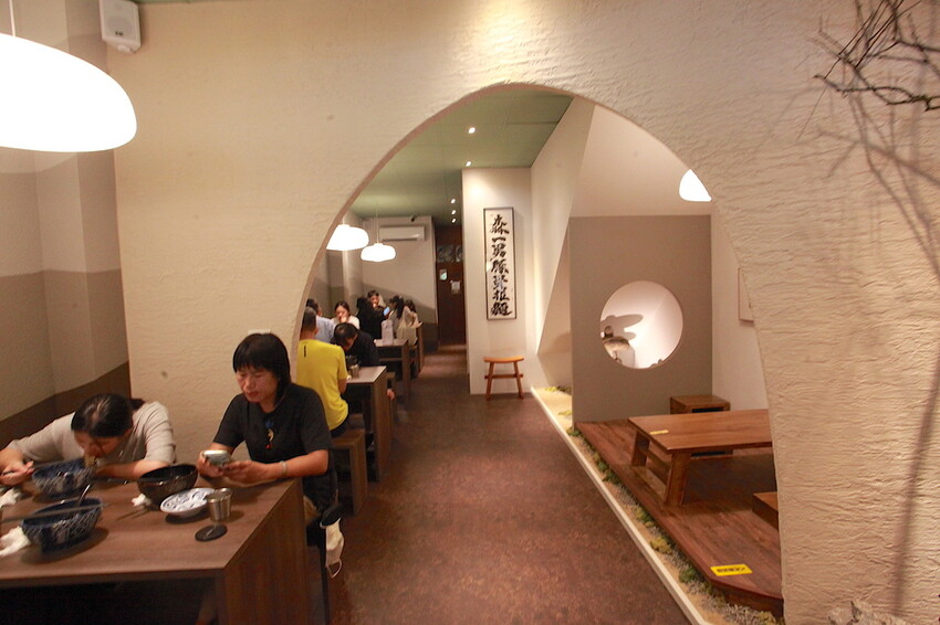 台南市中西區吃。台南市｜中西區。「森一男豚骨拉麵」置身在河樂廣場旁剛開幕半年日式拉麵專門店「森一男豚骨拉麵」。