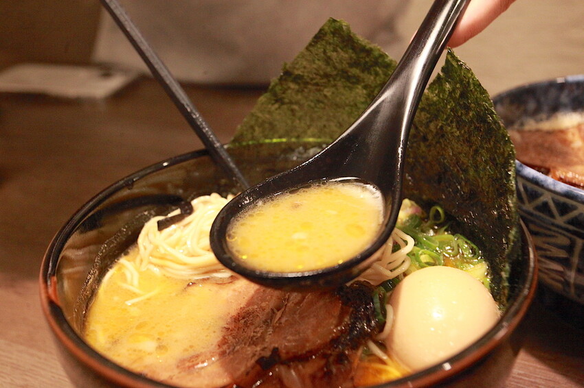 台南市中西區吃。台南市｜中西區。「森一男豚骨拉麵」置身在河樂廣場旁剛開幕半年日式拉麵專門店「森一男豚骨拉麵」。