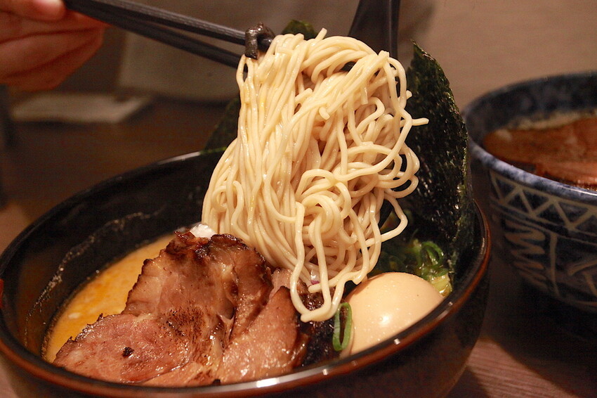 台南市中西區吃。台南市｜中西區。「森一男豚骨拉麵」置身在河樂廣場旁剛開幕半年日式拉麵專門店「森一男豚骨拉麵」。