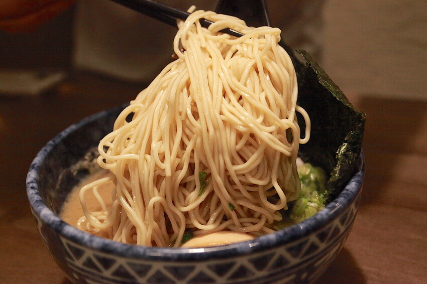 台南市中西區吃。台南市｜中西區。「森一男豚骨拉麵」置身在河樂廣場旁剛開幕半年日式拉麵專門店「森一男豚骨拉麵」。