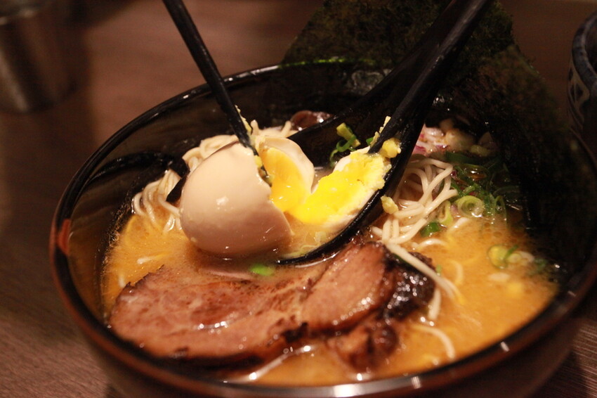 台南市中西區吃。台南市｜中西區。「森一男豚骨拉麵」置身在河樂廣場旁剛開幕半年日式拉麵專門店「森一男豚骨拉麵」。