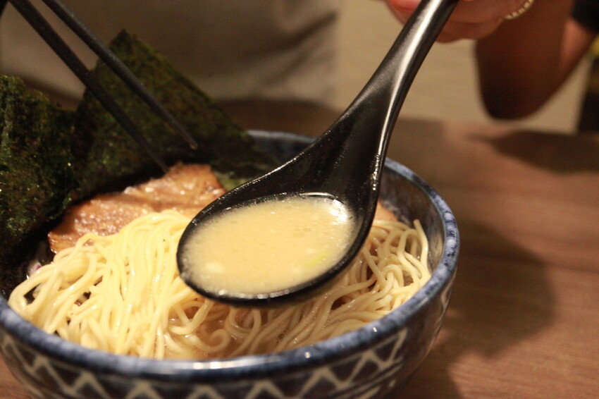 台南市中西區吃。台南市｜中西區。「森一男豚骨拉麵」置身在河樂廣場旁剛開幕半年日式拉麵專門店「森一男豚骨拉麵」。