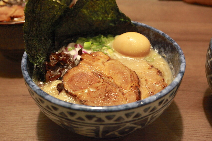 台南市中西區吃。台南市｜中西區。「森一男豚骨拉麵」置身在河樂廣場旁剛開幕半年日式拉麵專門店「森一男豚骨拉麵」。