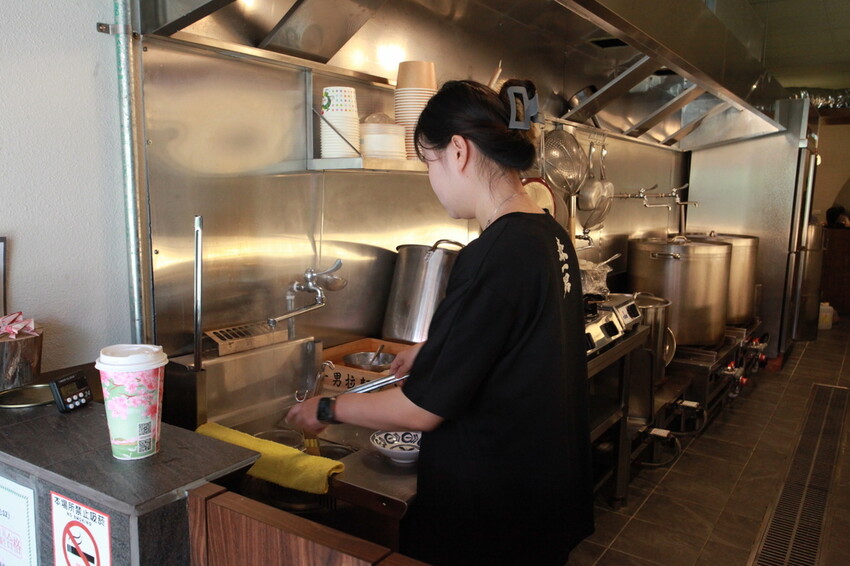 台南市中西區吃。台南市｜中西區。「森一男豚骨拉麵」置身在河樂廣場旁剛開幕半年日式拉麵專門店「森一男豚骨拉麵」。