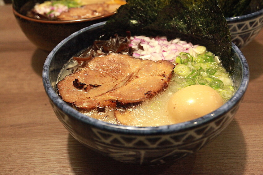 台南市中西區吃。台南市｜中西區。「森一男豚骨拉麵」置身在河樂廣場旁剛開幕半年日式拉麵專門店「森一男豚骨拉麵」。