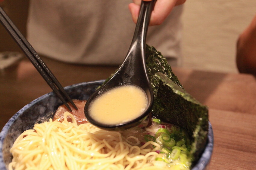 台南市中西區吃。台南市｜中西區。「森一男豚骨拉麵」置身在河樂廣場旁剛開幕半年日式拉麵專門店「森一男豚骨拉麵」。