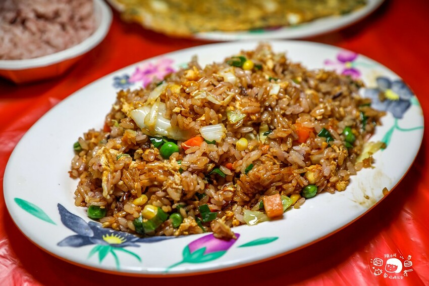 山中隱密不起眼的餐廳，香噴噴桶仔雞超多人，想吃還要預訂，老饕吃過推薦，來去探探路！