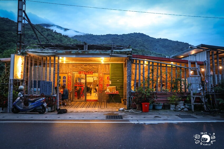 山中隱密不起眼的餐廳，香噴噴桶仔雞超多人，想吃還要預訂，老饕吃過推薦，來去探探路！