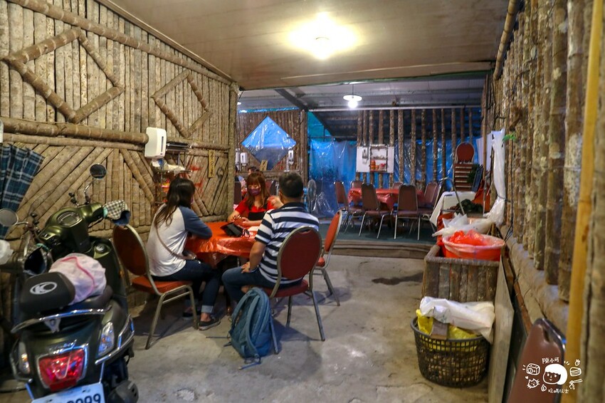 山中隱密不起眼的餐廳，香噴噴桶仔雞超多人，想吃還要預訂，老饕吃過推薦，來去探探路！