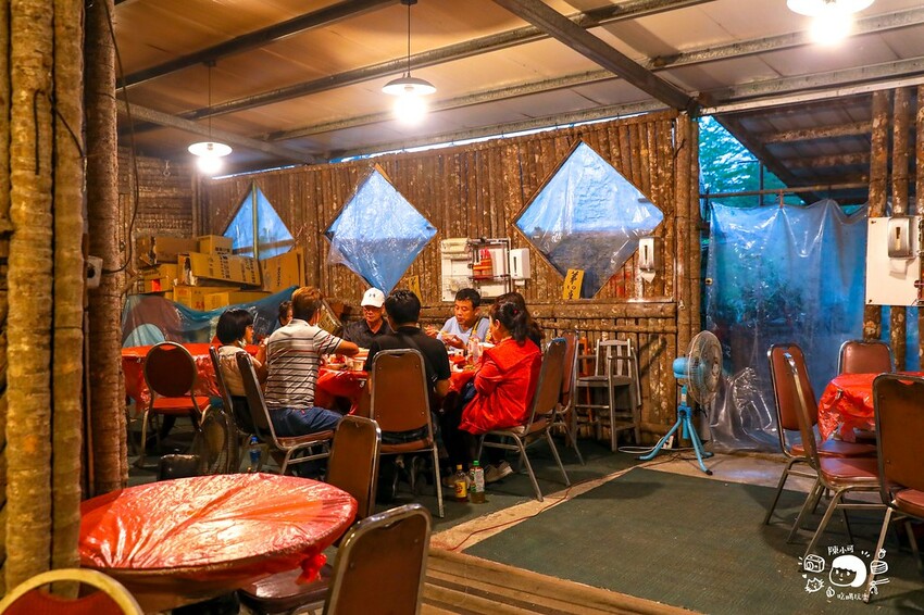 山中隱密不起眼的餐廳，香噴噴桶仔雞超多人，想吃還要預訂，老饕吃過推薦，來去探探路！