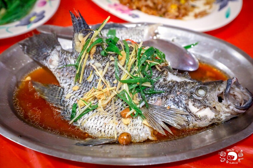 山中隱密不起眼的餐廳，香噴噴桶仔雞超多人，想吃還要預訂，老饕吃過推薦，來去探探路！