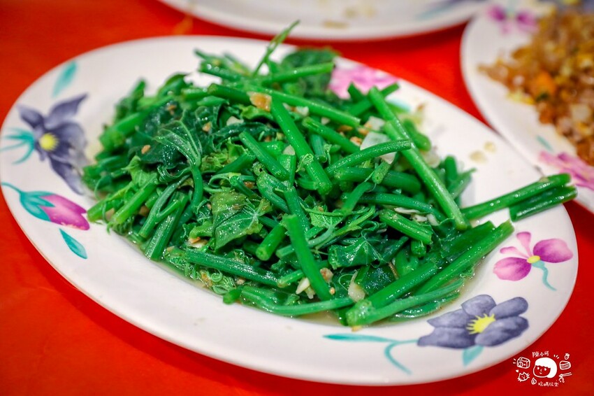 山中隱密不起眼的餐廳，香噴噴桶仔雞超多人，想吃還要預訂，老饕吃過推薦，來去探探路！