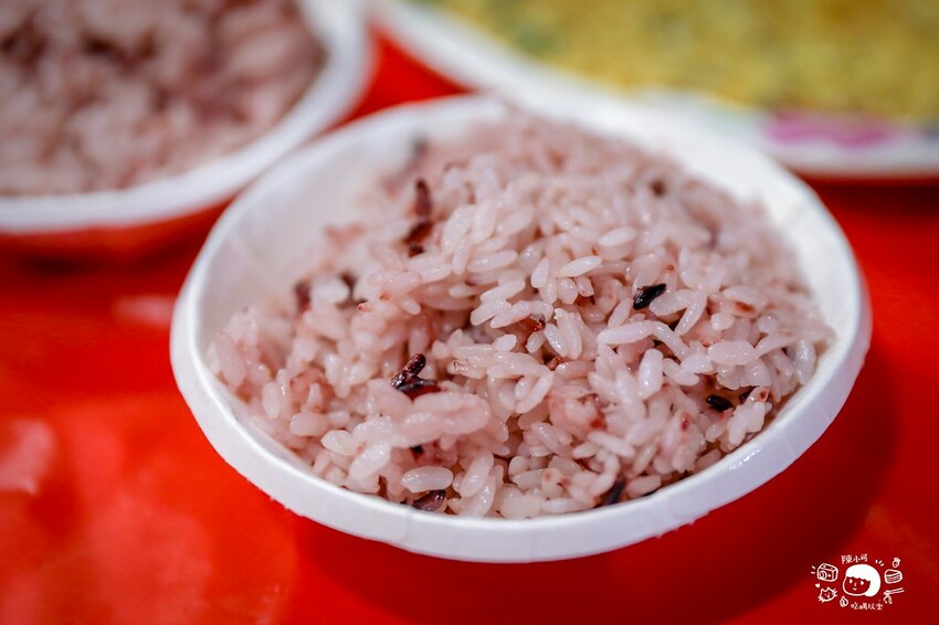 山中隱密不起眼的餐廳，香噴噴桶仔雞超多人，想吃還要預訂，老饕吃過推薦，來去探探路！