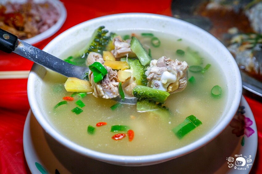 山中隱密不起眼的餐廳，香噴噴桶仔雞超多人，想吃還要預訂，老饕吃過推薦，來去探探路！