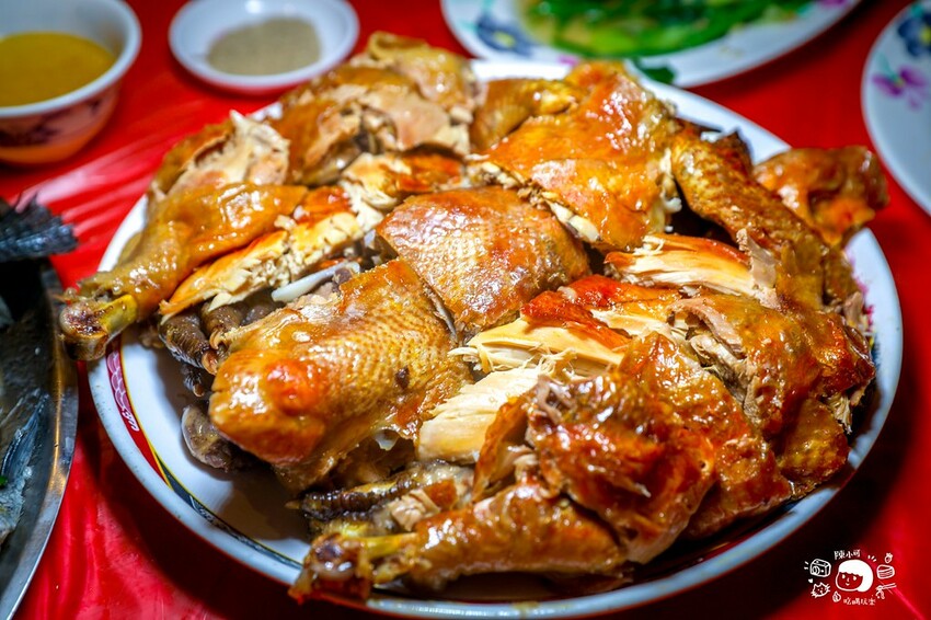 山中隱密不起眼的餐廳，香噴噴桶仔雞超多人，想吃還要預訂，老饕吃過推薦，來去探探路！