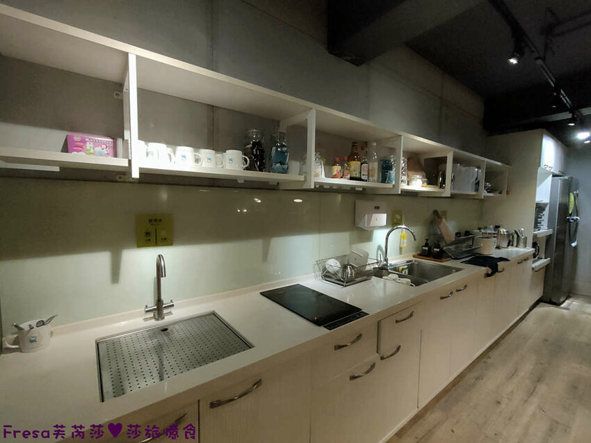 高雄飯店【小承輕旅】美麗島捷運站交通轉乘超方便！舒適溫暖家庭客房.六合夜市步行即抵│高雄青旅│南華商圈 - Fresa芙芮莎♥莎旅憶食