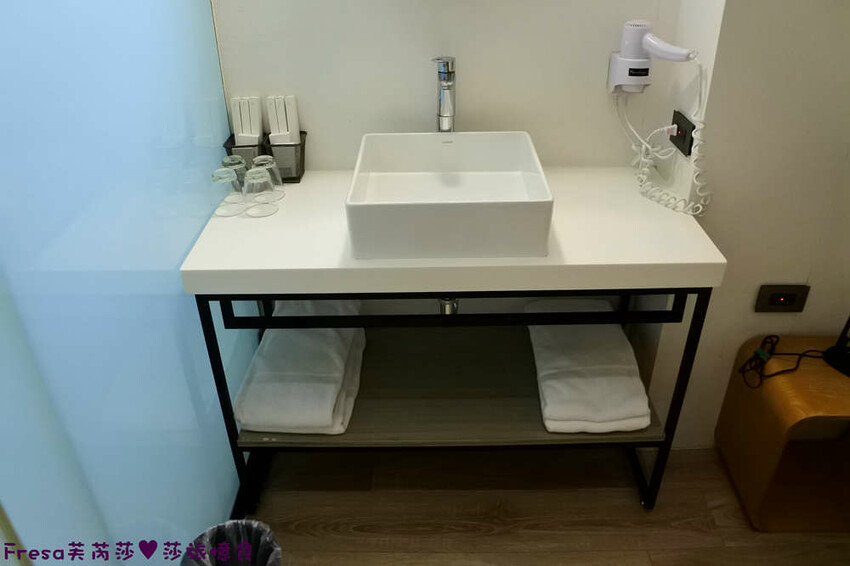 高雄飯店【小承輕旅】美麗島捷運站交通轉乘超方便！舒適溫暖家庭客房.六合夜市步行即抵│高雄青旅│南華商圈 - Fresa芙芮莎♥莎旅憶食