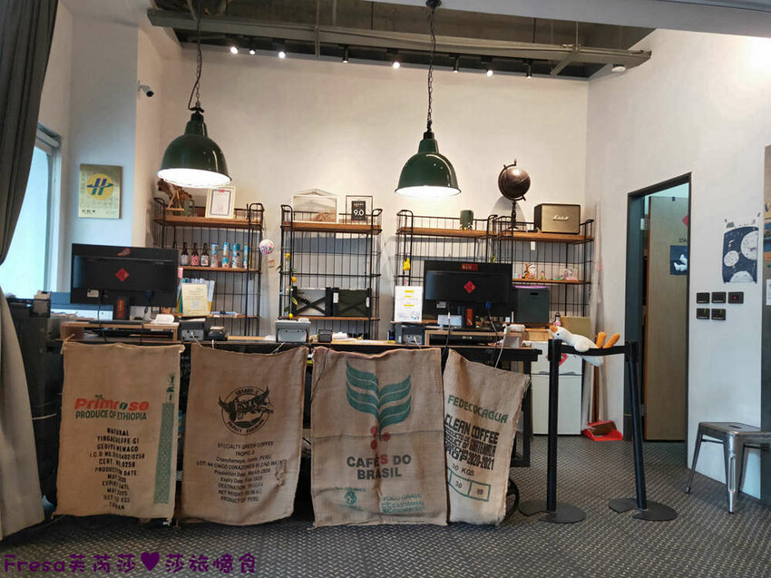 高雄飯店【小承輕旅】美麗島捷運站交通轉乘超方便！舒適溫暖家庭客房.六合夜市步行即抵│高雄青旅│南華商圈 - Fresa芙芮莎♥莎旅憶食